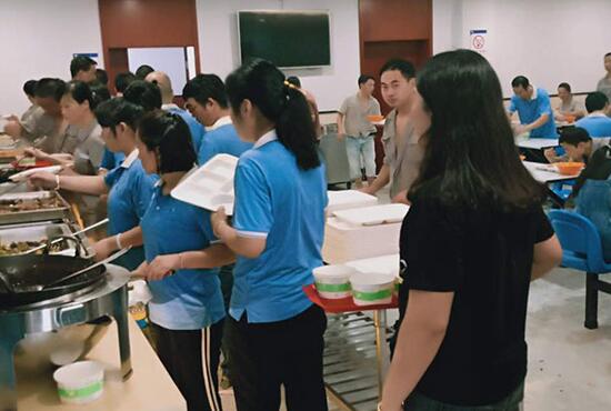 食堂承包公司不榨取員工伙食費靠什么賺錢？